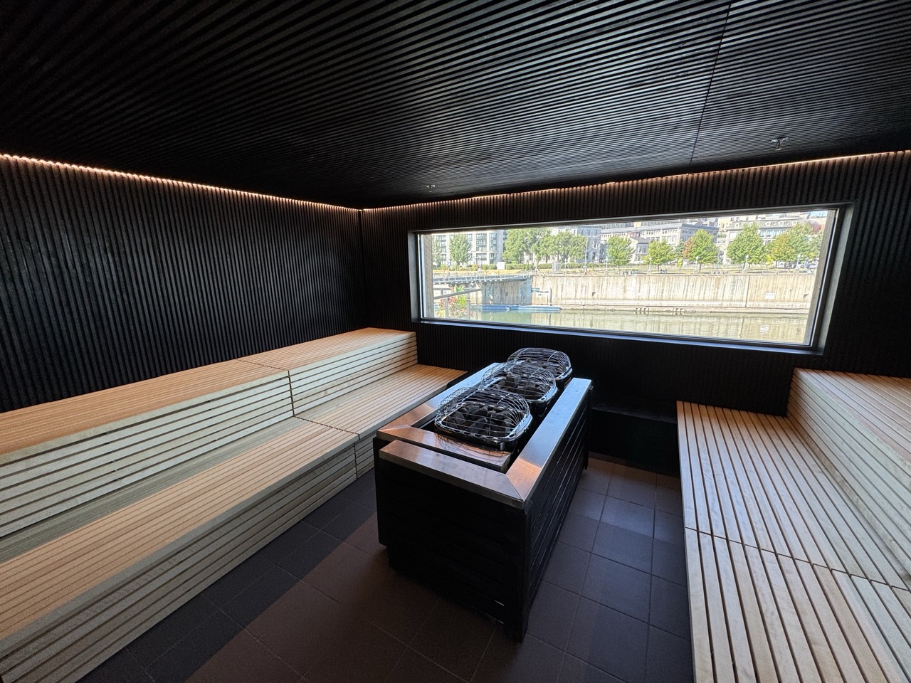 Sauna commercial – Bota Bota
Rénovation complète avec isolation performante, finitions bois haut de gamme et design noir mat avec éclairage LED.